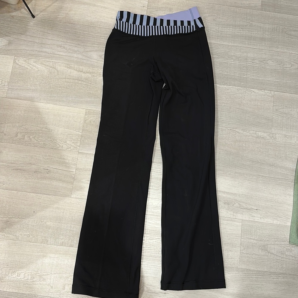 Black flair lululemon yoga pants